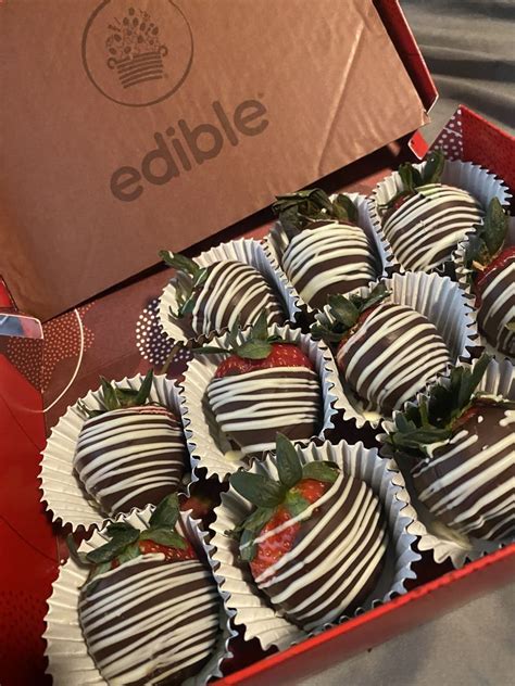 Yes. Edible Arrangements® offers a variety of flower 