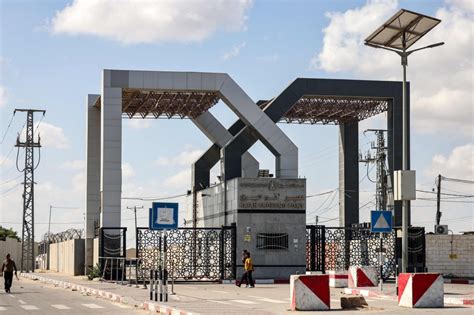 Egypt-Gaza border crossing opens, letting desperately needed aid flow to Palestinians