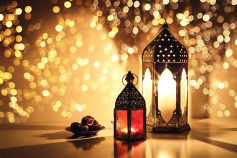 Eid al-fitr begins at sundown. In 2021, Ramadan begins on the evening of Monday, April 12 and ends at sundown on Tuesday, May 11. The observance of the new crescent moon marks the official start of Ramadan. Ramadan lasts 29 or 30 days, depending on the year. The holiday of Eid al-Fitr marks the end of Ramadan and the beginning of the next lunar month. Ramadan History 