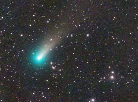 El asombroso cometa Leonard, de color verde brillante, es visible a ...