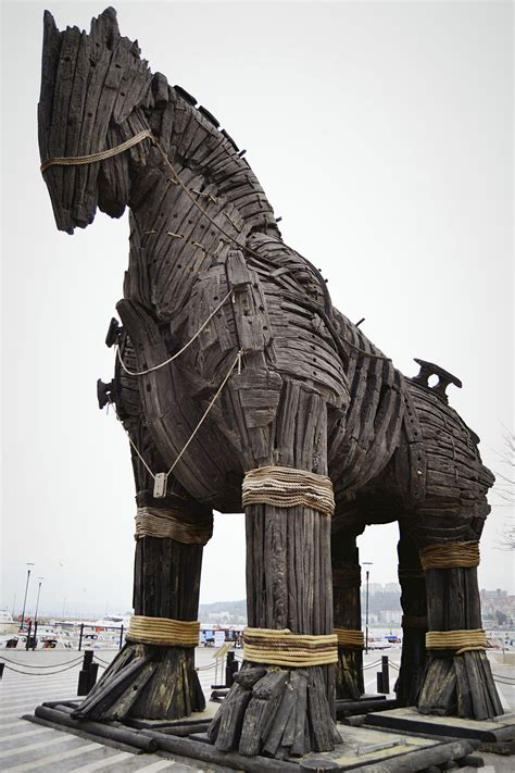 El caballo de troya / the trojan horse. - De la guerre et des armées permanentes.