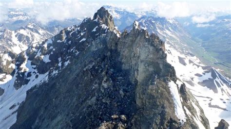 El derrumbe del pico de una montaña en Austria provoca un enorme desprendimiento de rocas