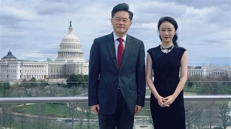 El destituido ministro de Relaciones Exteriores de China tuvo un romance con una presentadora de televisión, reporta FT