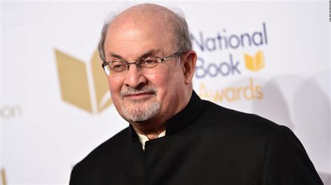 El escritor Salman Rushdie alerta contra la prohibición de libros en Florida
