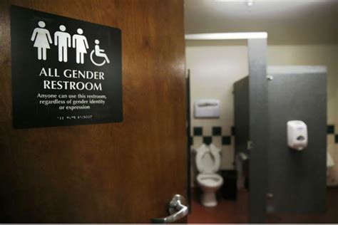 El gobernador de California firma una ley que exige baños neutros en cuanto al género en las escuelas para 2026