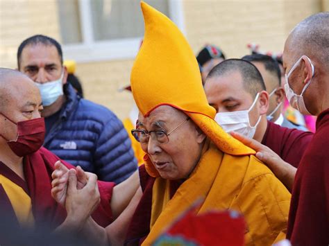 El líder tibetano defiende al dalái lama después de que le pidiera a niño que le “chupe” la lengua