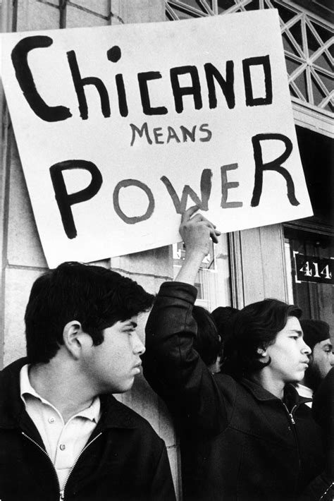 El movimiento chicano. El Movimiento chicano de la década de 1960, también llamado Movimiento chicano por los derechos civiles o simplemente El Movimiento, fue un movimiento por los derechos civiles cuyo objetivo era empoderar a la población estadounidense de ascendencia mexicana. ​… See more 