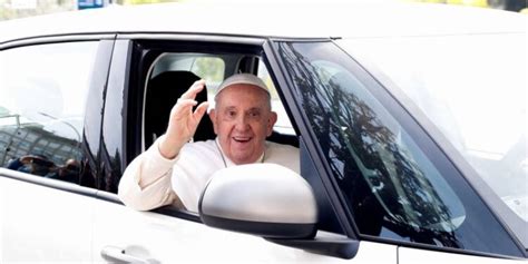 El papa Francisco bromea tras salir del hospital: “Todavía estoy vivo”