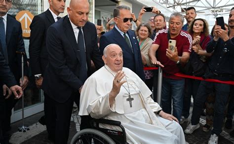 El papa Francisco regresa al Vaticano 9 días después de cirugía abdominal
