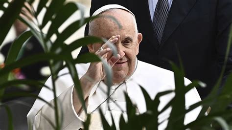 El papa Francisco revela que tiene una inflamación pulmonar, pero viajará a cumbre climática en Dubái