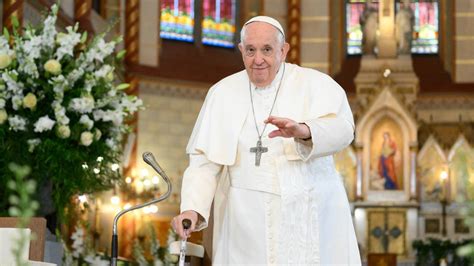 El papa Francisco reza el Ángelus en el hospital mientras continúa su recuperación “normal” tras una operación