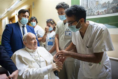 El papa Francisco sigue misa en televisión desde el hospital y almuerza con el personal médico