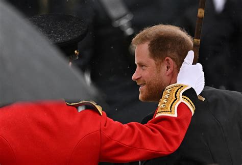 El príncipe Harry asiste a la ceremonia de coronación mientras las tensiones con la familia aumentan