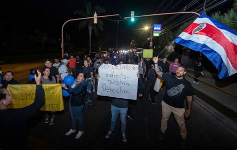 El presidente de Costa Rica frena ampliación de horario de policías por protestas