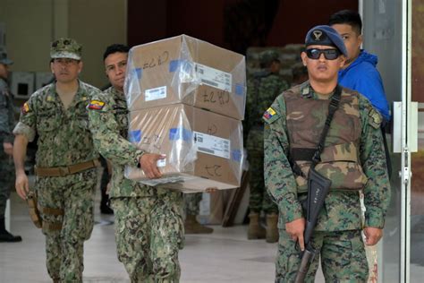 El presidente de Ecuador ordena a las Fuerzas Armadas velar por la seguridad de los candidatos presidenciales de cara a la segunda vuelta electoral