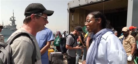 El primer convoy organizado por el gobierno de EE.UU. evacua a civiles estadounidenses del conflicto en Sudán