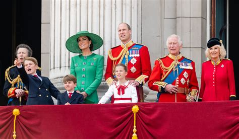 El rey Carlos III cabalga en su primer desfile oficial por su cumpleaños