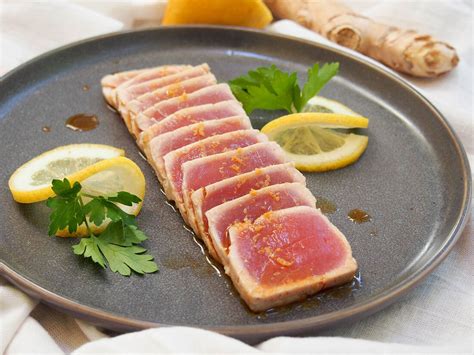 El tataki. El tataki es una técnica de cocina que consiste en macerar carne, pescado o marisco en vinagre y jengibre. Se sella en la sartén y se sirve en finas rodajas. Normalmente, se toma a temperatura ambiente. Puede prepararse con carne, pez espada, bonito, salmón o incluso con pulpo o gambas, aunque el más conocido es el tataki de atún. 