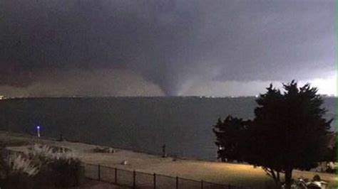 Varias personas corren bajo un aguacero en medio del sonido de sirenas que advierten sobre una tormenta en el centro de Dallas, Texas, el sábado 265 de diciembre de 2015. Varios tornados azotaron .... 