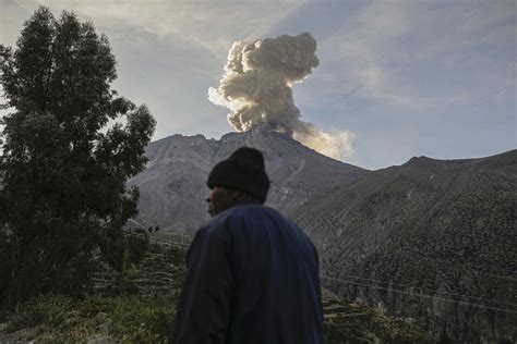 El volcán Ubinas, en el sur de Perú, registró una fuerte explosión y dispersión de ceniza