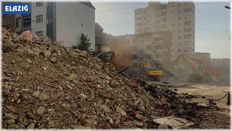 Elazığ’da ağır hasarlı bina tek dokunuşla yıkıldı