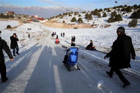Elazığ’da kayak sezonu açıldı, vatandaşların kızakla kayma anları gülümsetti