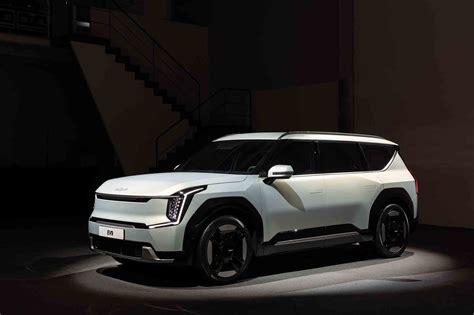 Electric 3 row suv. Apr 22, 2023 · The R1S will tow up to 7,700 pounds (albeit down from the 11,000 pounds of the R1T), and with all three rows up there's a 17.6 cu-ft trunk. Drop the 50/50 split third row, and that expands to 46.7 ... 