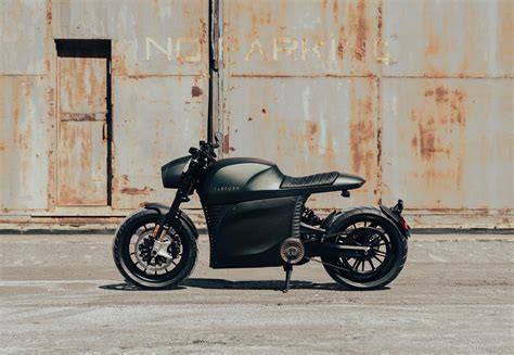 Electric cafe racer. Electric "CAFE" RACER. The project aims to show a possible electric vision for a coffee/CAFE racer. The fact that it is an electric vehicle releases and brings new elements for creativity. The main element is the upper part that is attached to the chassis. The batteries are protected by a stable element which … 