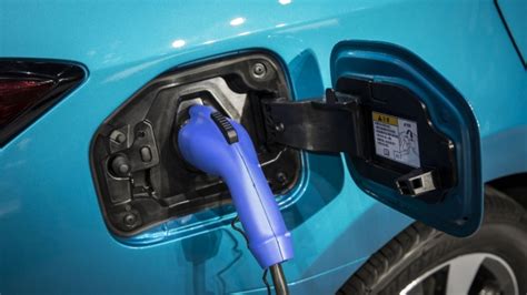 Electric-vehicle chargers distributed unequally in Canada, environment audit finds