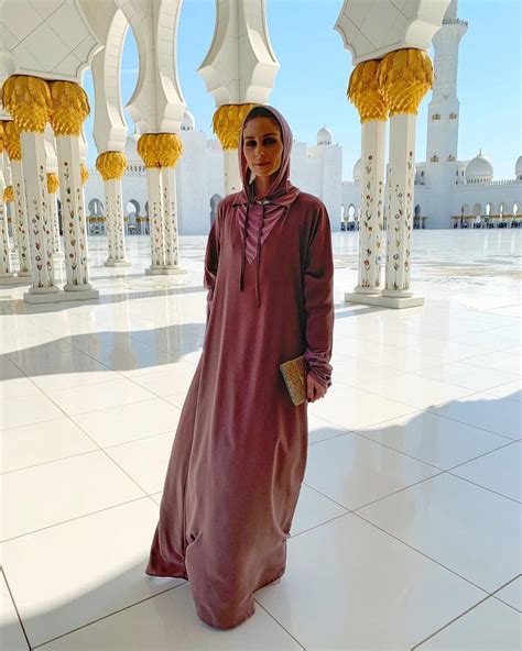 Elizabeth Olivia Instagram Abu Dhabi