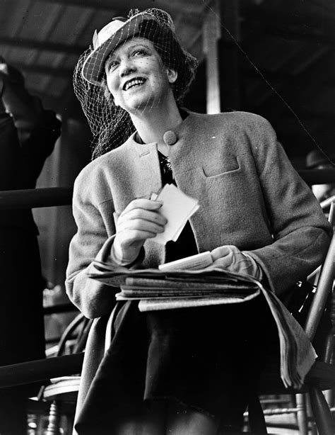 Elizabeth arden. Elizabeth Arden (31. joulukuuta 1878 Woodbridge, Ontario, Kanada – 18. lokakuuta 1966 New York, Yhdysvallat) oli kanadalaissyntyinen liikenainen joka rakensi kosmetiikkaimperiumin Yhdysvalloissa. Hänen oikea nimensä oli Florence Nightingale Graham , mutta noin 1908–1909 hän otti ammattinimekseen Elizabeth Ardenin. 