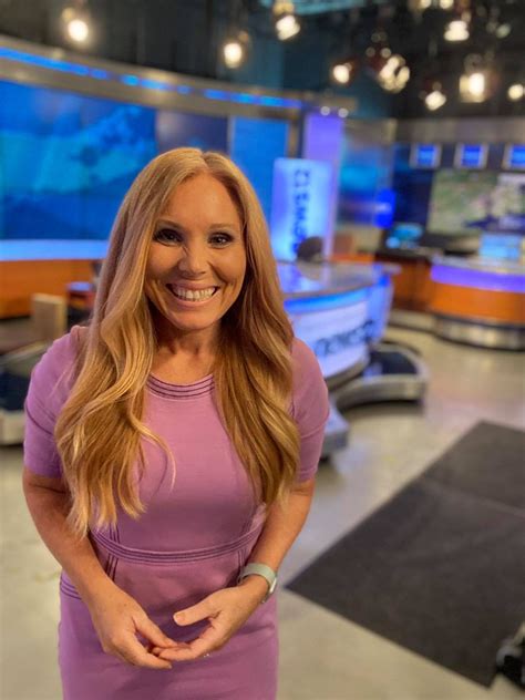 American TV presenter salaries range from 55,100 USD (lowest) to 171,000 USD (highest). But, she earns $72 thousand per annum from her journalism career. What’s more, she earns her cash through her career as a journalist. Elizabeth Hashagen is a morning show anchor of News 12 Long Island division. Source: articlebio.com.. 