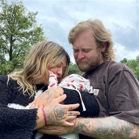 Elle King Gives Birth, Welcomes Rainbow Baby With Fiance Dan …