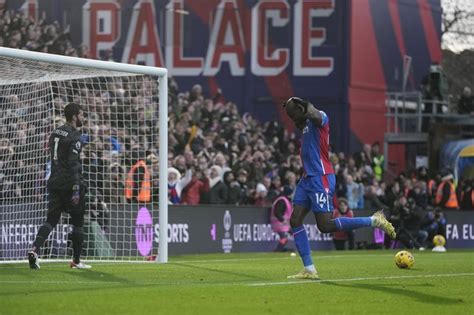 Elliott scores in stoppage time and Liverpool beats Palace 2-1 to move to top of Premier League