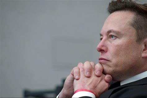 Elon Musk dice que los ingresos publicitarios de Twitter han bajado un 50% y el flujo de caja es negativo