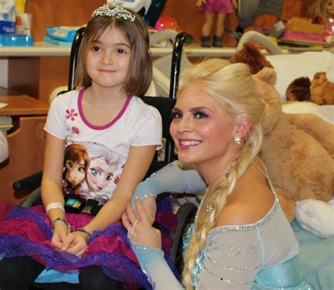 Elsa from Frozen visits children in hospital on Thanksgiving