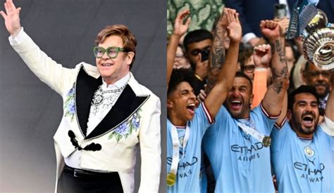 Elton John recibe una serenata de los jugadores del Manchester City en el aeropuerto durante las celebraciones de la FA Cup