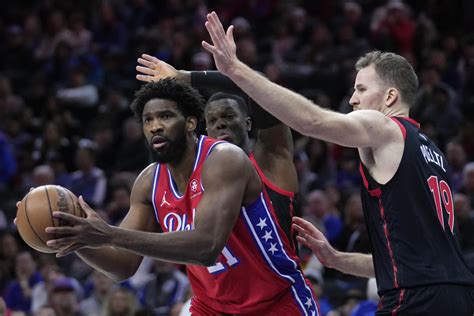 Embiid plays through ankle injury to extend 30-10 streak to 13, 76ers beat Raptors 121-111