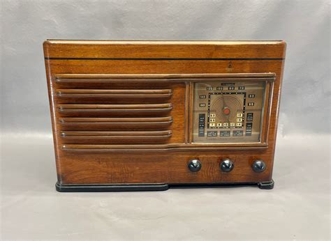 Wooden case. from Radiomuseum.org. Model: 539 Ch= 120044 [dial plain, octal tubes] - Emerson Radio & Phonograph. Shape. Tablemodel without push buttons, Mantel/Midget/Compact up to 14. Notes. BC Band Tuning Range: 540-1620kHz. Built-in loop antenna. Chassis No.120044 has a plain dial and glass or metal Octal tubes.. 