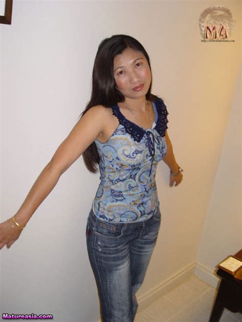 Emiko Ejima mature Asian housewife is a predominant chick