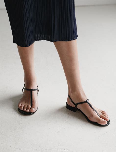 Emme parsons. A new player in the footwear game, Los Angeles-based Emme Parsons is making a name for herself in the accessory world thanks to her incredibly minimal, simple-yet-sleek sandals. Handmade in Italy, the understated pieces are made from the best leathers sourced from renowned family-run tanneries in Tuscany. 