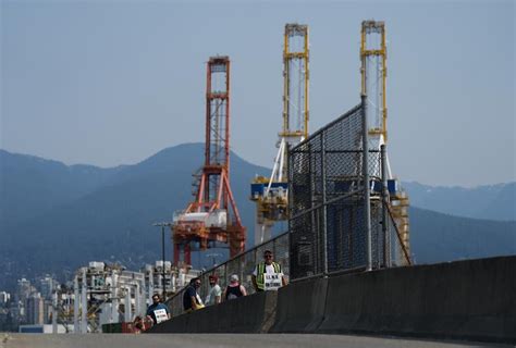 Employers call for binding arbitration after fifth day of B.C. port strike