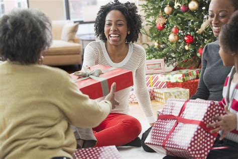 Empowering Single Mothers: Emily Black’s Generous Christmas Gift Campaign