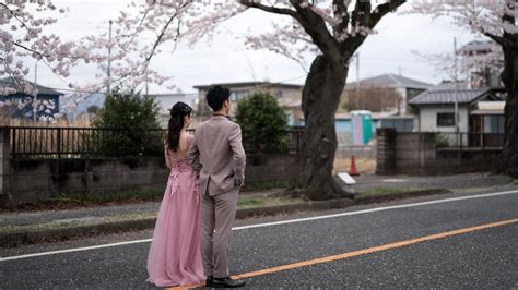 En Japón, a los jóvenes les cuesta tanto tener citas que sus padres lo hacen por ellos
