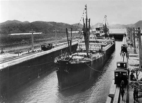 Historia del canal de Panamá. El canal de Panamá abrió sus puertas en 1914. El istmo de Panamá era usado ya por los pueblos originarios precolombinos para transitar entre un océano y otro, y los …. 