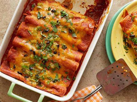 In her easy green chile enchiladas, Drummond recomme