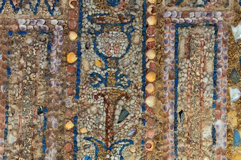 Encuentran en Roma un mosaico de 2.300 años de antigüedad hecho con conchas y corales