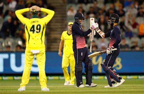 Eng v aus. 19th over: England 68-3 (Root 19, Bairstow 1) This over from Starc should be the last of the day, though Australia will try to get another one in. Starc angles the first two deliveries across ... 