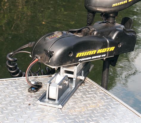 This implies that the trolling motor cannot be installed without changing the front gate. This prompts some pontoon boat owners to opt for an engine mount for ease of installation, but I believe it is well worth the effort to put on the bow. Length of Shaft. You’ll need to choose a shaft length when selecting a trolling motor model at the store.. Engine mount trolling motor