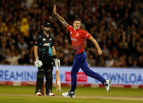 England picks seamer Brydon Carse to replace injured Reece Topley at the Cricket World Cup